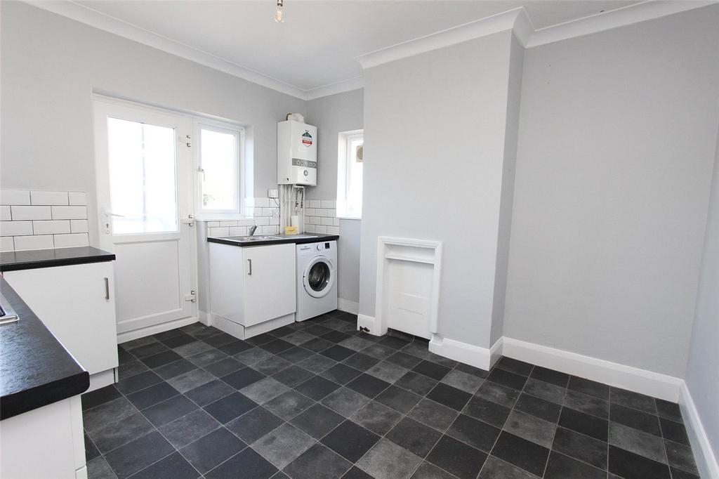 London Road, Hadleigh, Benfleet, Essex, SS7 2 bed apartment to rent £