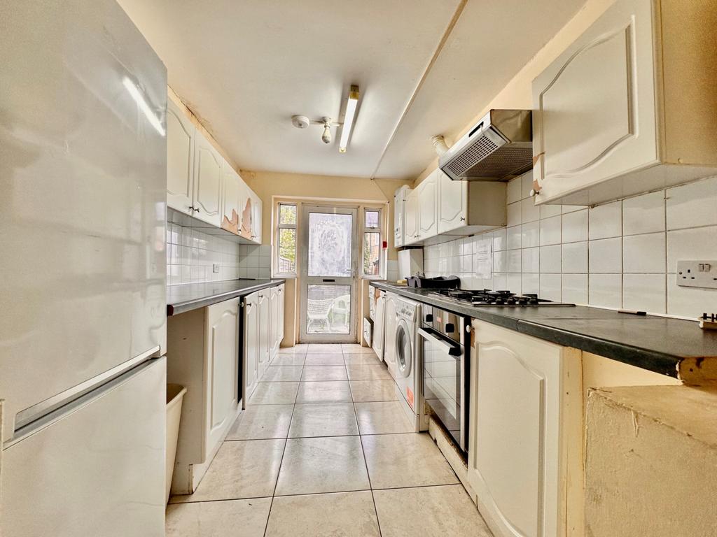 6 Bedroom Mid Terraced House to let in Tooting