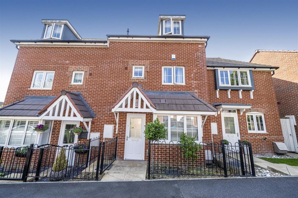 Thompson Drive, Storrington, RH20 4 bed terraced house £425,000