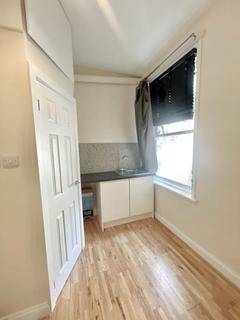 Studio to rent, Green Lanes, N13