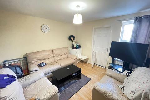 4 bedroom semi-detached house to rent, Abercromby Avenue, Hp12