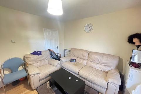 4 bedroom semi-detached house to rent, Abercromby Avenue, Hp12
