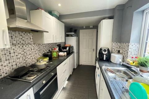 4 bedroom semi-detached house to rent, Abercromby Avenue, Hp12