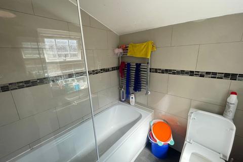 4 bedroom semi-detached house to rent, Abercromby Avenue, Hp12