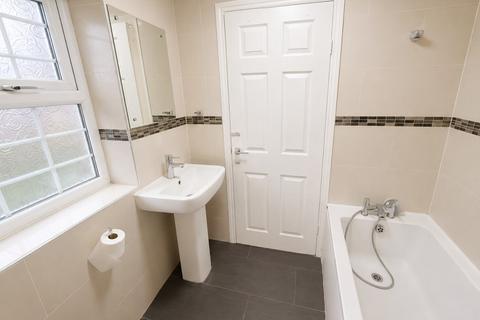 4 bedroom semi-detached house to rent, Abercromby Avenue, Hp12