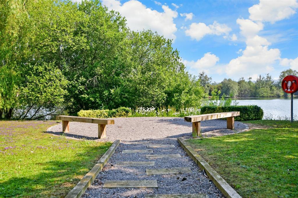 The Lakes, Larkfield, Kent 2 bed ground floor flat for sale £285,000