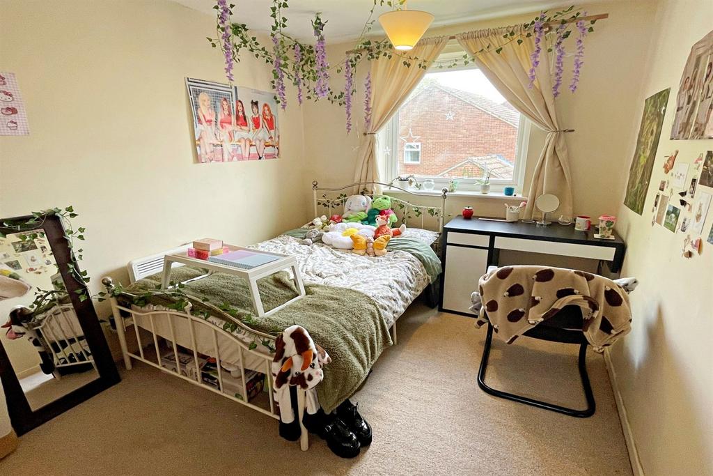 Badger Farm 3 bed terraced house to rent £1,400 pcm (£323 pw)