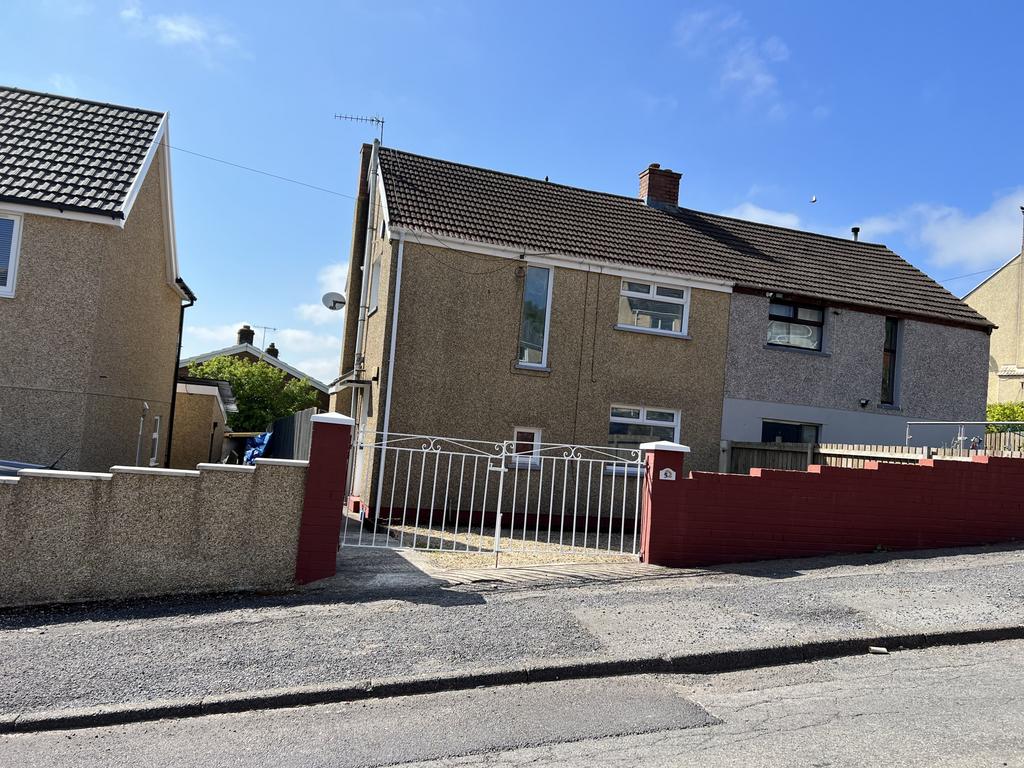 Brynawel, Ebbw Vale, NP23 3 bed semidetached house for sale £190,000