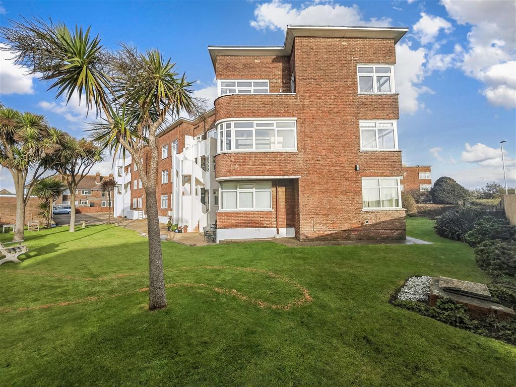 V Avenue, Worthing, West Sussex 3 bed apartment for sale £350,000