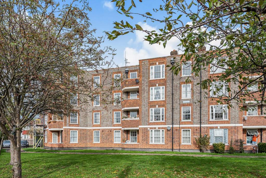 Grand Drive, Raynes Park 3 bed flat £325,000