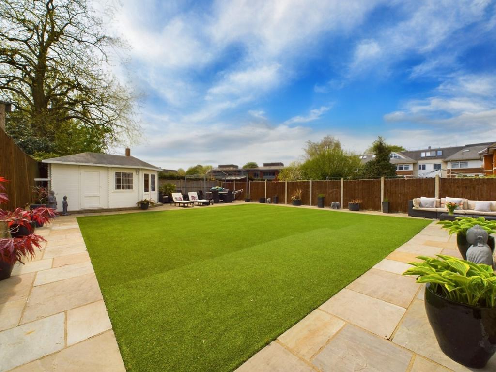Abbey Road, Chertsey, Surrey, KT16 5 bed detached house £2,950 pcm (£