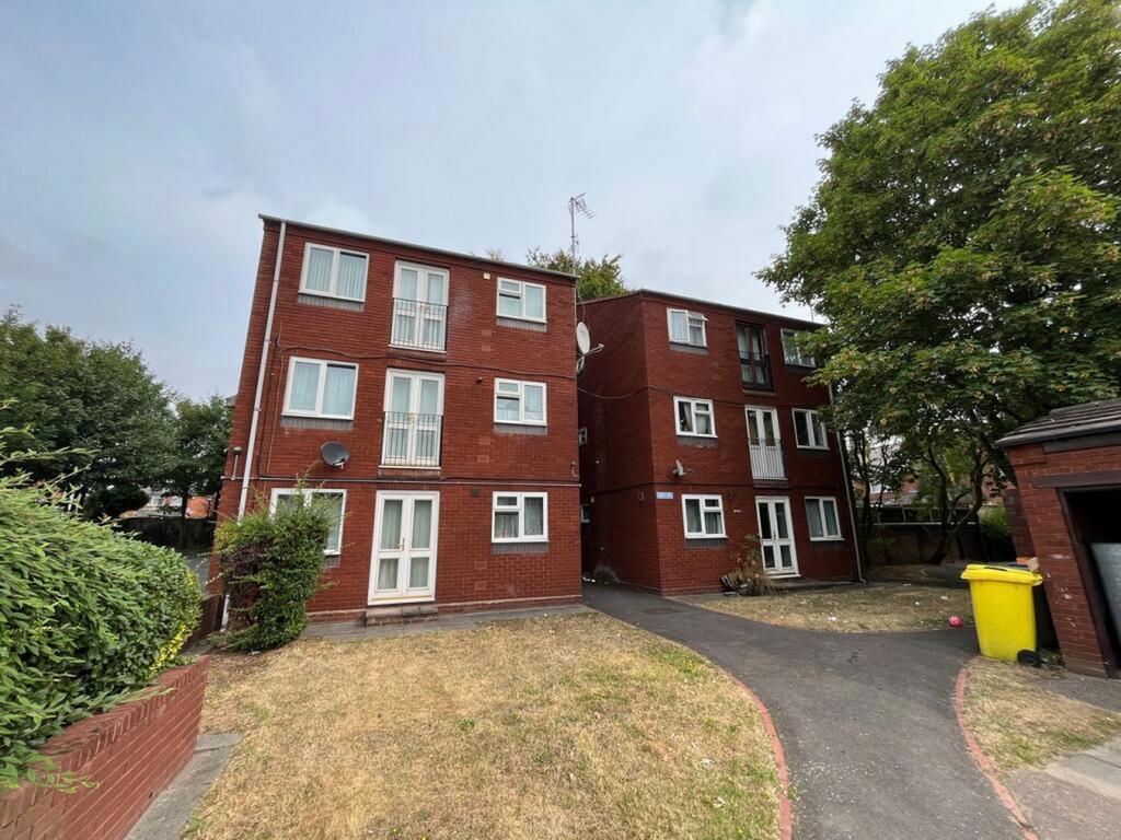 Bescot Road, Walsall, West Midlands, WS2 9BL 2 bed flat for sale £55,000