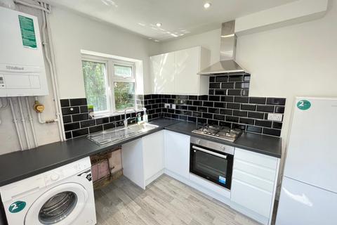 3 bedroom semi-detached house to rent, Deeds Grove,