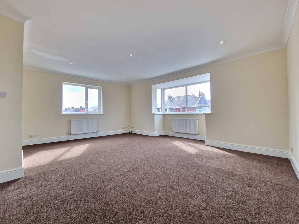 4 bedroom flat to rent