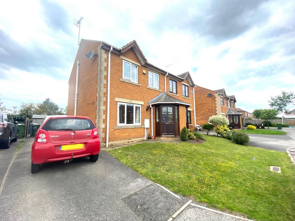 Brocklehurst Drive, Edwinstowe, NG21 3 bed semidetached house £750