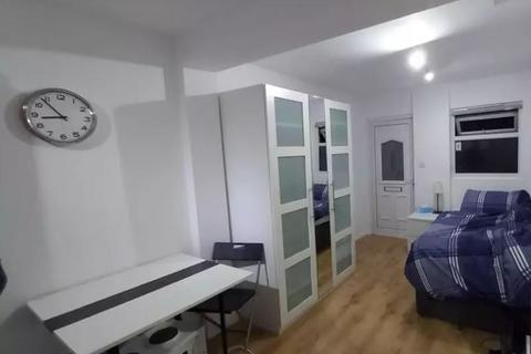 Studio to rent, Elm Park Gardens, NW4