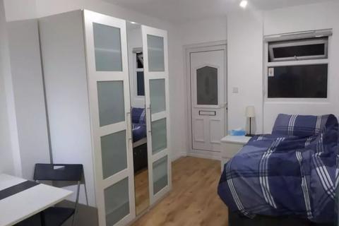 Studio to rent, Elm Park Gardens, NW4