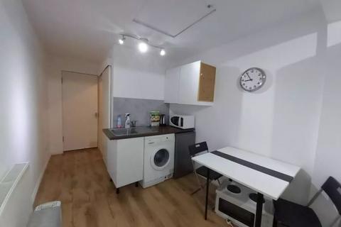 Studio to rent, Elm Park Gardens, NW4