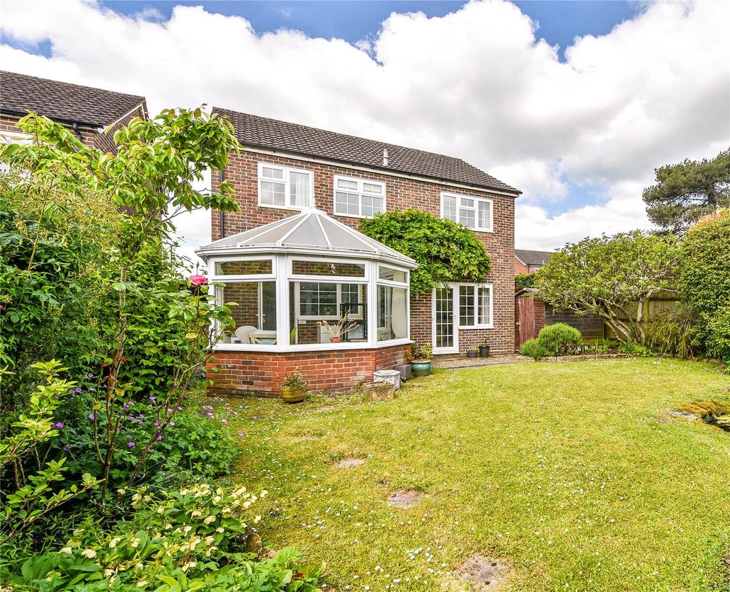 Pretoria Avenue, Midhurst, West Sussex, GU29 4 bed detached house for sale £550,000