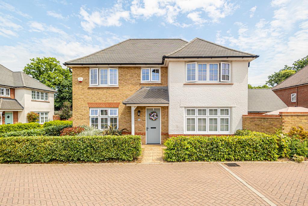 Loveday Way, Benfleet, SS7 4 bed detached house for sale £625,000