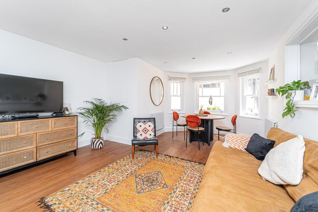 Stapleton Hall Road, Stroud Green N4 2 bed apartment for sale £625,000
