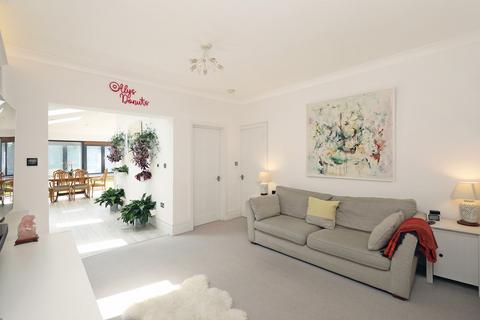 3 bedroom apartment to rent, Elmers Drive, Teddington