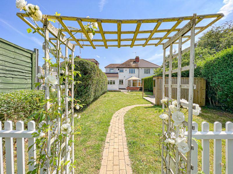 Bridle Lane, Streetly, Sutton Coldfield, B74 3PT 3 bed semidetached