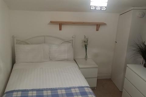 1 bedroom in a house share to rent, Stone Road - UB