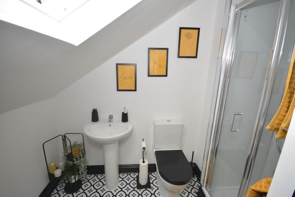 1st floor shower room.JPG