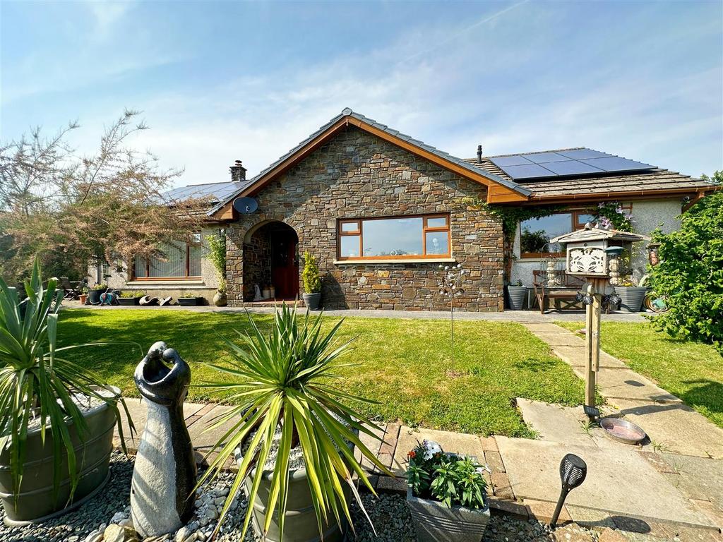 Llanteg, Narberth 3 bed property with land £465,000