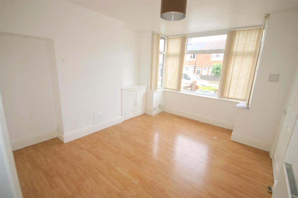 Stapleford Road, Stopsley, Luton 2 bed end of terrace house £1,200 pcm (£277 pw)