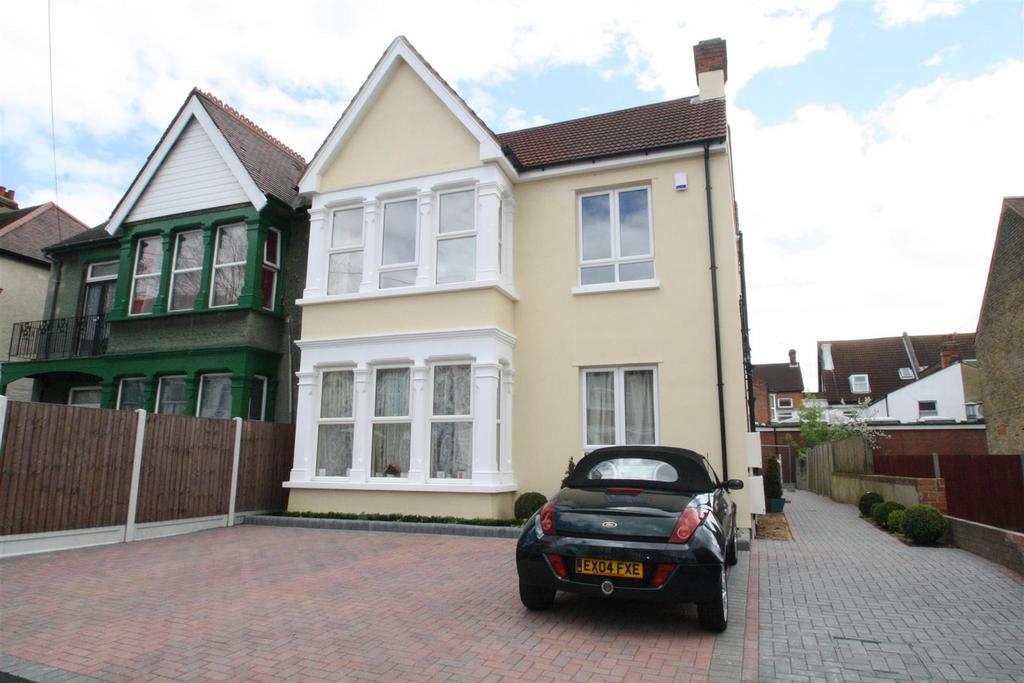 Grosvenor Road, WestcliffOnSea 2 bed property £975 pcm (£225 pw)