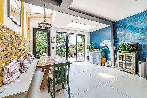 133 Bathurst Gardens, London, NW10 5JJ