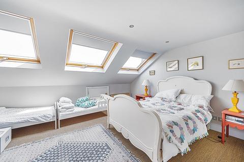 133 Bathurst Gardens, London, NW10 5JJ