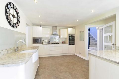 28 Dagden Road, Shalford, Guildford, GU4 8DD