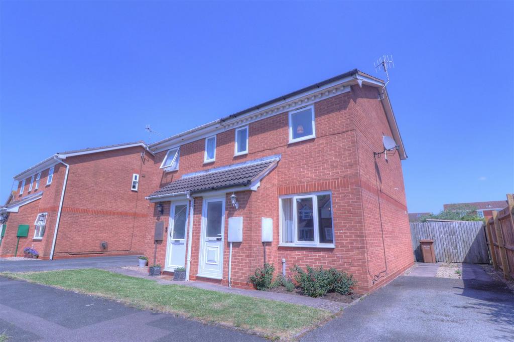 Larkspur Drive, Evesham 2 bed semidetached house £850 pcm (£196 pw)