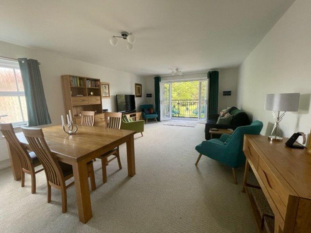 Knighton Park Road, Stoneygate... 2 bed flat £1,250 pcm (£288 pw)