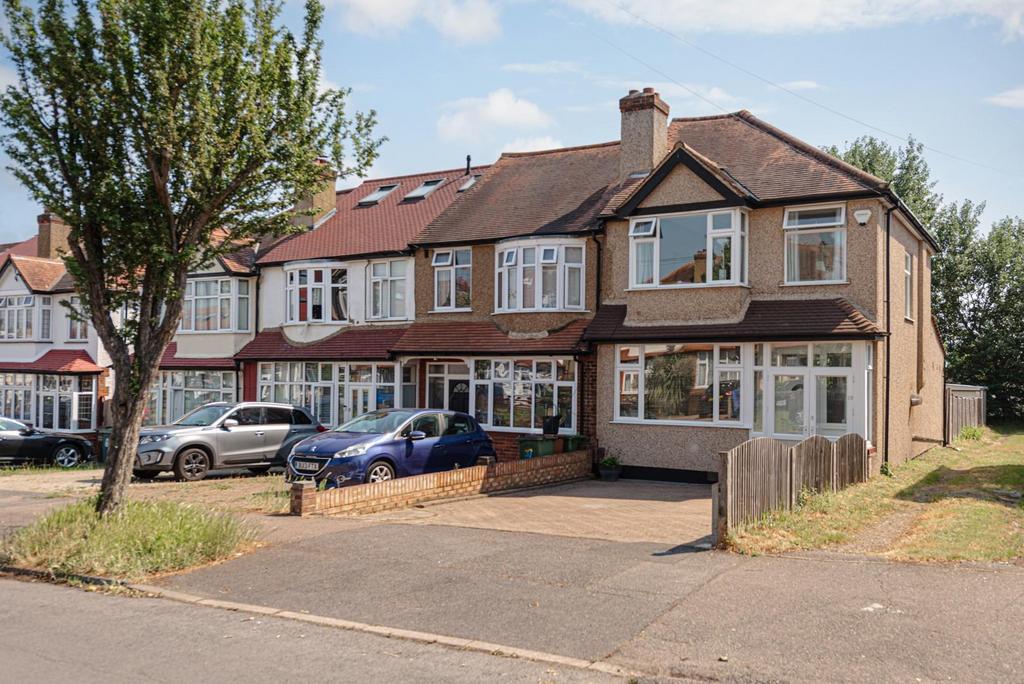 Bridgewood Road, Worcester Park 3 bed end of terrace house for sale £