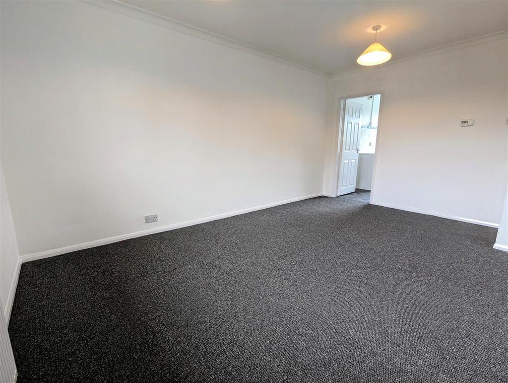 4 The Lane Green Road, Codsall 2 bed flat £775 pcm (£