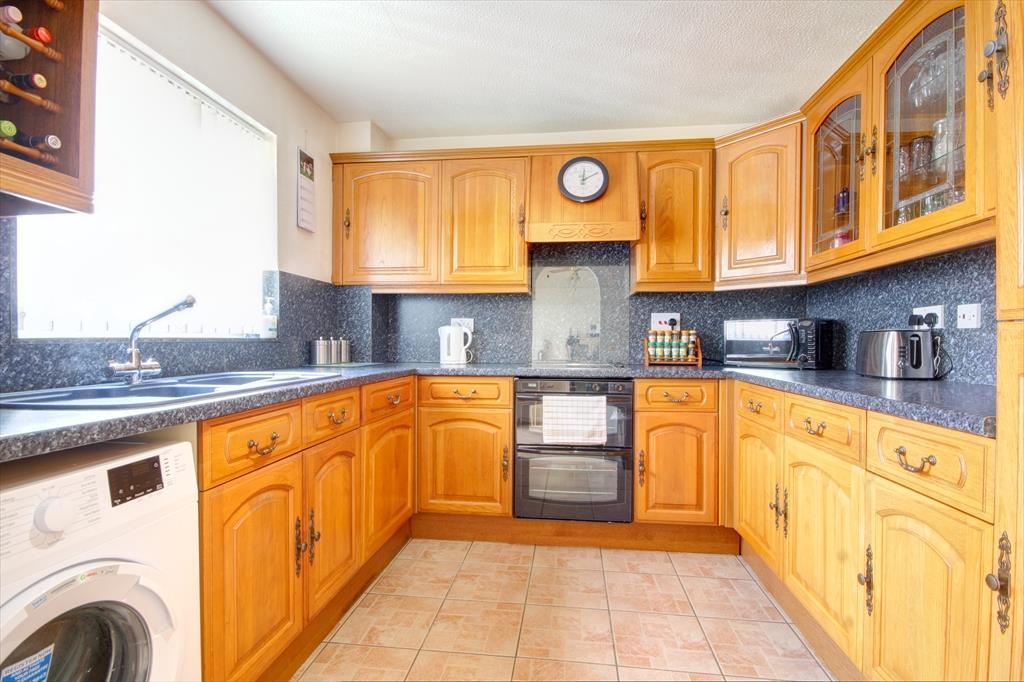 Laburnum Drive Evesham, WR11 1XW 3 bed semidetached house for sale £