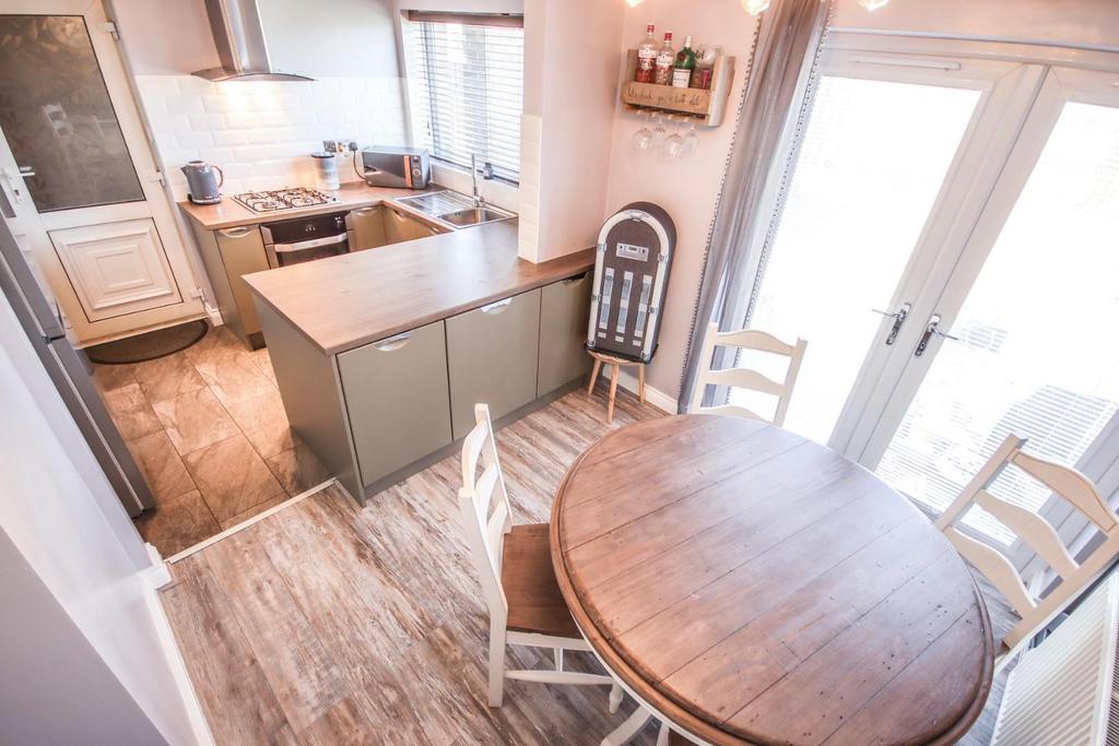 Kitchen/ Dining Area