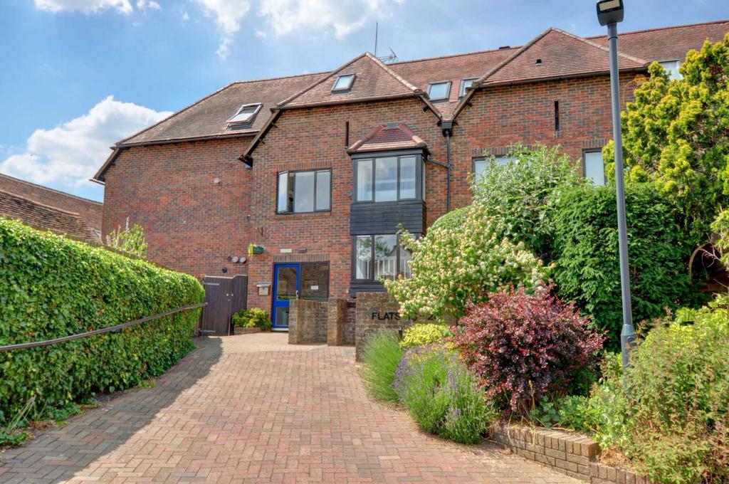 Adam Court, Henley On Thames 2 bed apartment £1,500 pcm (£346 pw)