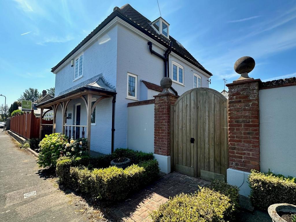 Hawksdown, Walmer, Deal, CT14 4 bed detached house for sale £795,000