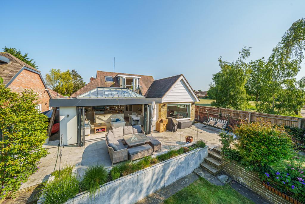 Felix Road, WaltonOnThames, KT12 3 bed detached house for sale £