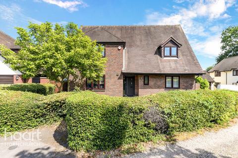 4 bedroom detached house for sale, Clairvale, Hornchurch