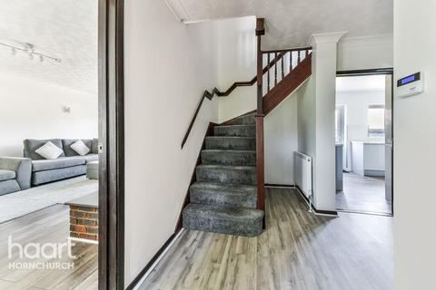11 Clairvale, Hornchurch, RM11 3NA