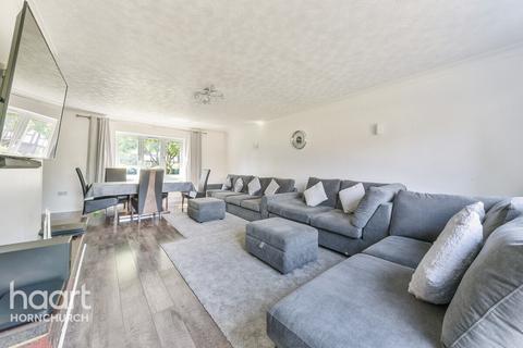 11 Clairvale, Hornchurch, RM11 3NA