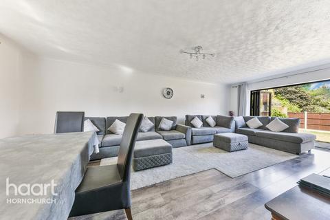 11 Clairvale, Hornchurch, RM11 3NA
