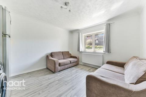 11 Clairvale, Hornchurch, RM11 3NA