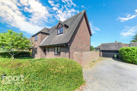 11 Clairvale, Hornchurch, RM11 3NA